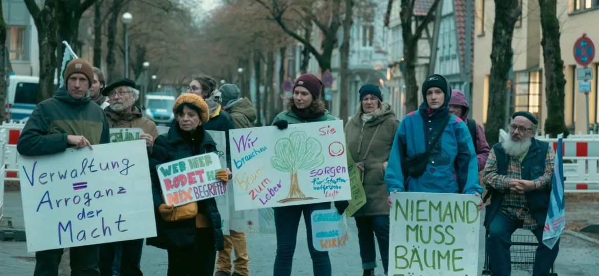 Die Solidarische Initiative Neuenhäusen in Celle bot Nachbar:innen Raum, sich gegen die Rodung einer Baumallee von über 50 Stadtbäumen zu organisieren. Dabei wurde breit diskutiert, was Demokratie bedeutet, wenn der Stadtteil es anders will als der Bürgermeister. Foto: Fabian Gottschlich